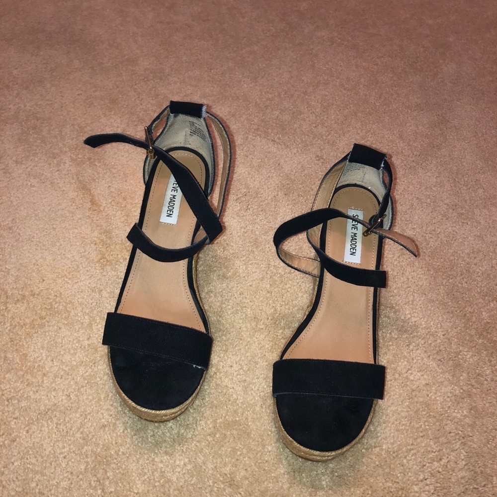 Brand new! Steve Madden wedges. Super comfortable!